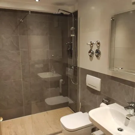 Holzwarth Apartment *